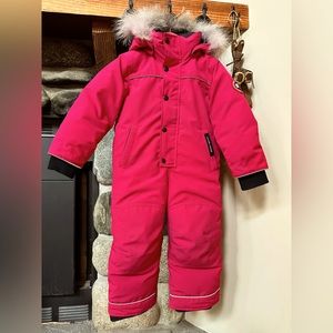 Authentic Canada Goose Grizzly snow suit. In very good used condition. Size 2-3.